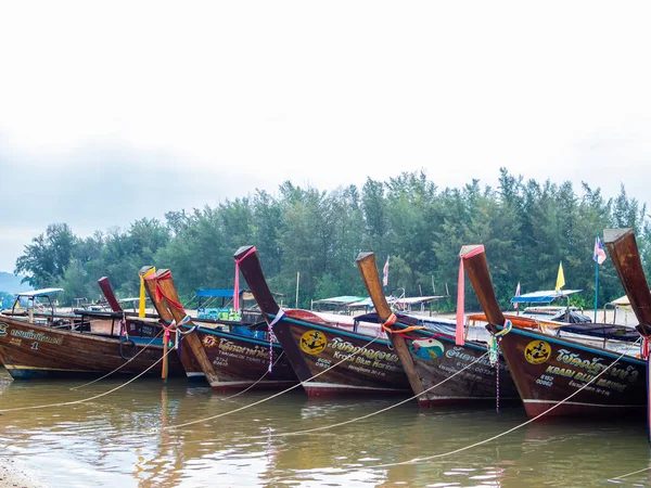 Krabi, Tayland - 3 Kasım 2018 - Ao Nang bağlantı noktası Krabi, Tayland, Thailand, deniz manzarası arka plan ile otopark birçok geleneksel seyahat uzun kuyruk tekne.