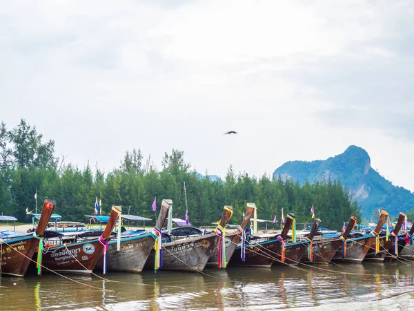 Krabi, Tayland - 3 Kasım 2018 - Ao Nang bağlantı noktası Krabi, Tayland, Thailand, deniz manzarası arka plan ile otopark birçok geleneksel seyahat uzun kuyruk tekne.