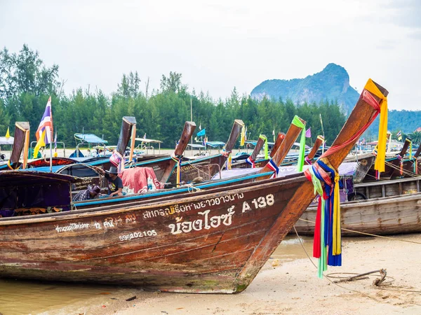 Krabi, Tayland - 3 Kasım 2018 - Ao Nang bağlantı noktası Krabi, Tayland, Thailand, deniz manzarası arka plan ile otopark birçok geleneksel seyahat uzun kuyruk tekne.