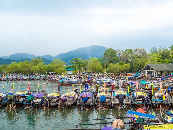 Krabi, Tayland - 3 Kasım 2018 - Ao Nang bağlantı noktası Krabi, Tayland, Thailand, deniz manzarası arka plan ile otopark birçok geleneksel seyahat uzun kuyruk tekne.