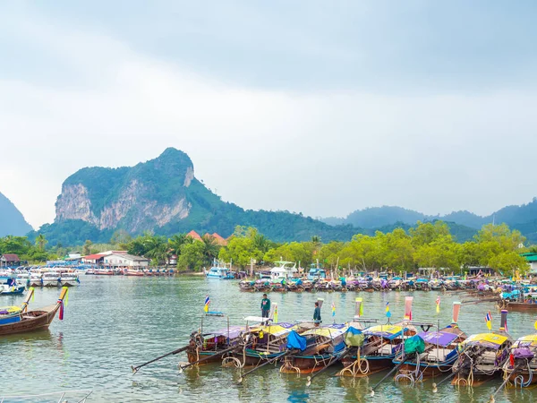 Krabi, Tayland - 3 Kasım 2018 - Ao Nang bağlantı noktası Krabi, Tayland, Thailand, deniz manzarası arka plan ile otopark birçok geleneksel seyahat uzun kuyruk tekne.