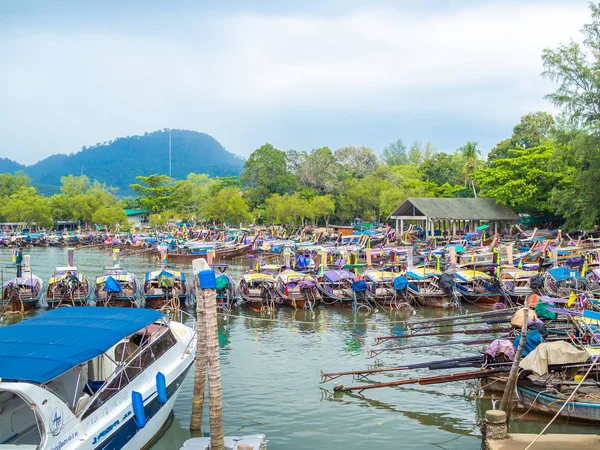 Krabi, Tayland - 3 Kasım 2018 - birçok geleneksel seyahat uzun kuyruk tekne ve Lüks Motorlu tekne Ao Nang bağlantı noktası Krabi, Tayland, Thailand, deniz manzarası arka plan ile otopark.