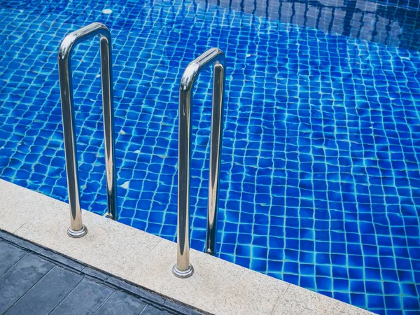Yüzme havuzunda barlar merdiveni al. Yüzme Havuzu merdiven kopya alanı ile.