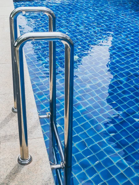 Yüzme Havuzu dikey stil barlar merdiveni al. Yüzme Havuzu merdiven kopya alanı ile.