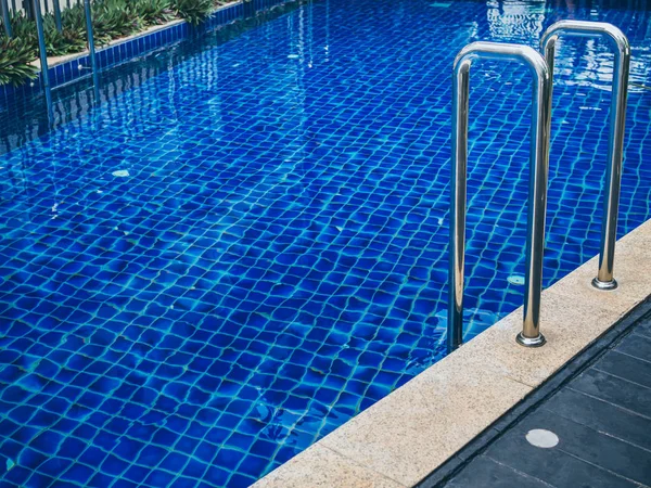 Yüzme havuzunda barlar merdiveni al. Yüzme Havuzu merdiven kopya alanı ile.