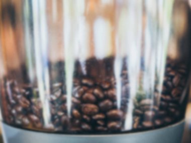 Bulanık kahve çekirdekleri elektrikli kahve değirmeni kapatın. Bulanık kahve çekirdekleri doku arka plan.