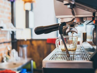 Kopya alanı ile kafede kahve makinesinde boş ölçme kupa.