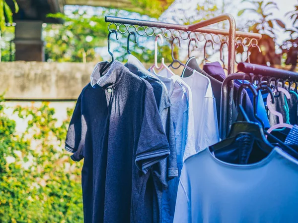 Muchos Colores Camisas Percha Están Colgando Tendedero Con Sol —  Fotos de Stock