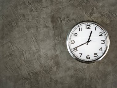 Beyaz çelik yuvarlak şekil saat kopya alanı ile gri beton duvar.