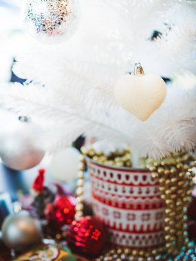 Noel süsleme dekorasyon arka plan. Kalp beyaz Noel ağacı dikey stil üzerinde asılı beyaz Noel topları ve glitter.