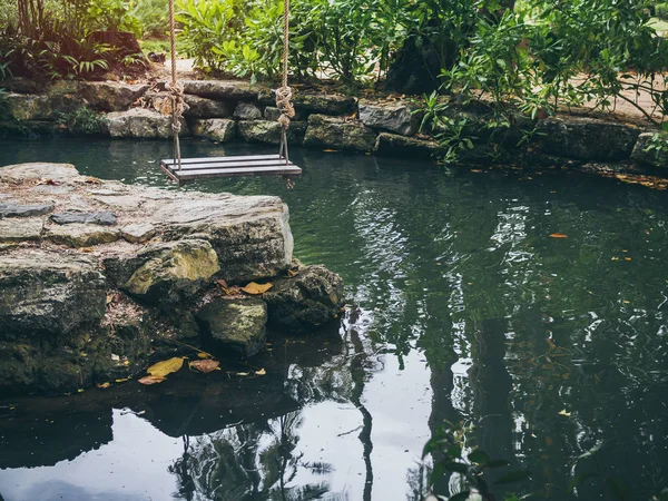 Balançoire Bois Dessus Ruisseau Rocheux Eau Dans Jardin Tropical Vert — Photo