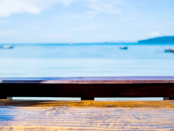 Boş Ahşap Masa Üstü Bar Bar Bulanık Gökyüzü Deniz Manzarası — Stok fotoğraf