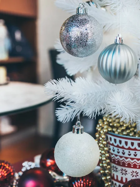 Christmas Ornament Decoratie Achtergrond Kerstballen Witte Kerstboom Verticale Stijl — Stockfoto
