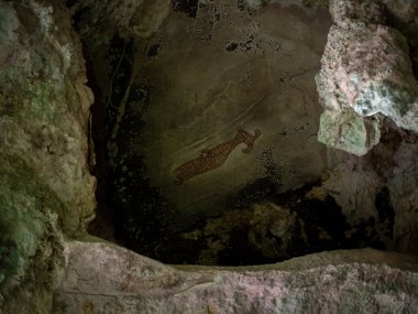 Hayalet büyük kafalı. Sanat mağarada, tarih öncesi zaman içinde insan Tham Pee Hua ayak mağara, Krabi, Güney Eyaleti, Tayland, tarih öncesi resimleri.