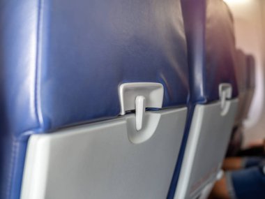 Mavi deri koltuklar arkasında düşük maliyetli ticari uçak plastik gıda tepsi kadar kapatın.