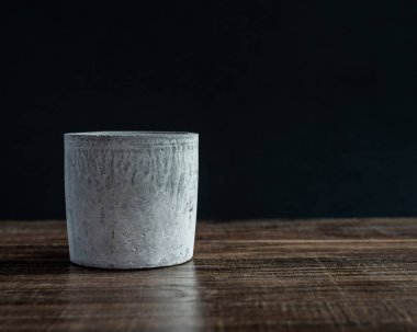 Ahşap masa kopya alanı siyah zemin üzerine izole üzerinde boş modern beton ekici.