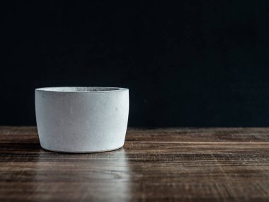 Ahşap masa kopya alanı siyah zemin üzerine izole üzerinde boş modern geometrik beton ekici.