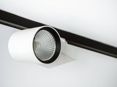 Beyaz Oda kopya alanı ile tavan beyaz parça ışık.