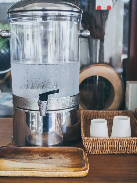 Agua Potable Fría Refrigerador Con Taza Papel Bandeja Del Tejido — Foto de Stock