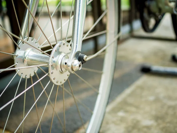 Nahaufnahme Rad Auf Grünem Oldtimer Fahrrad Mit Kopierraum — Stockfoto