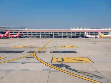 Bangkok, Tayland-Kasım 5, 2018: Don Muang Bangkok Uluslararası Havaalanı Bangkok, Tayland için pist mavi gökyüzü arka plan üzerinde yakın terminal dışında otopark düşük maliyetli havayolu uçak.
