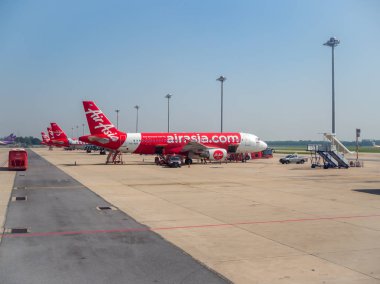 Bangkok, Tayland-Kasım 5, 2018: Don Muang Bangkok Uluslararası Havaalanı Bangkok, Tayland için pist mavi gökyüzü arka plan üzerinde yakın terminal dışında otopark Tay Airasia uçak.