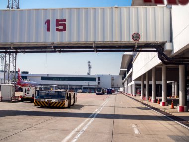 Bangkok, Tayland-Kasım 5, 2018: Aero köprü ya da jetway havaalanında. Don Muang airport yolcular uçağa binmeden desteği uçak köprü altında yolu.