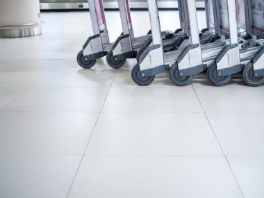 Bangkok, Tayland-Kasım 5, 2018: Havaalanı Bagaj arabaları havaalanında kopya alanı ile terminal Bagaj talep, yakın jantlar.