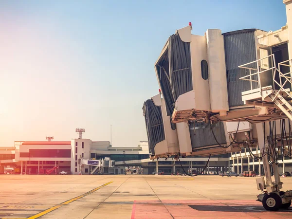 Bangkok, Tayland-Kasım 5, 2018: Aero köprü ya da jetway havaalanında. Don Muang airport destek kopya alanı ile Sunset'teki uçağa binmeden yolcular için Bridge'de uçak.