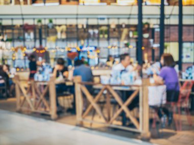 İnsanlar ile modern restoranın arka plan bulanık. Soyut bokeh kafe oturan birçok insanlar bulanık.