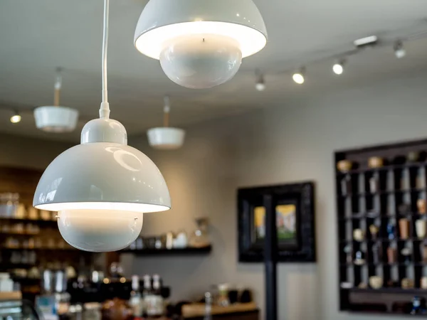 Bílé Stropní Světla Dekorace Kavárně Bílá Moderní Elektrické Lampy Zavěšené — Stock fotografie