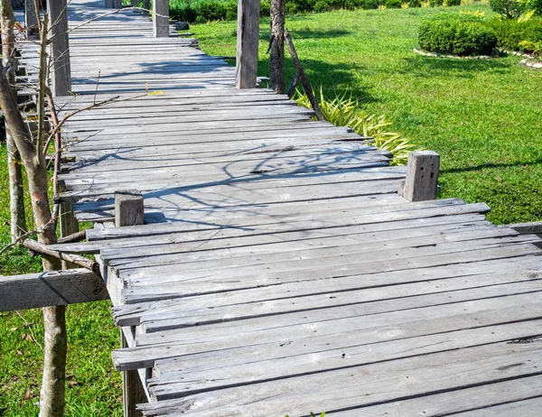 晴れた日に緑豊かな庭園で古い木製の橋 公共の公園で木製で作られた通路 — ストック写真