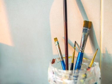 Boya fırçaları kopya alanı ile eski plastik kap içinde.