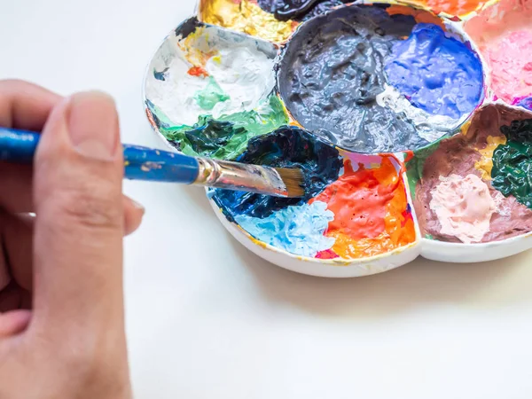 Close Artista Mão Misturando Cor Tinta Acrílica Com Escova Paleta — Fotografia de Stock