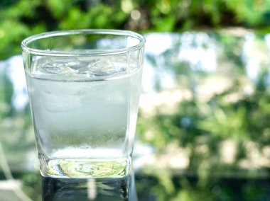 Buz ile soğuk içme suyu bir bardak