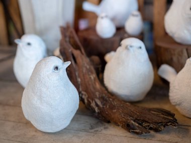 Beyaz gerçekçi harç kuş heykel dekorasyon ahşap backg üzerinde