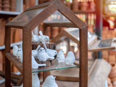 Beyaz gerçekçi harç kuş heykel dekorasyon ahşap evde