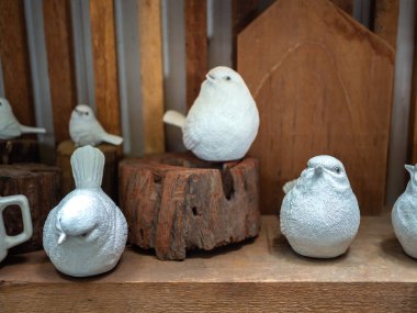 Beyaz gerçekçi harç kuş heykel dekorasyon ahşap backg üzerinde