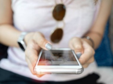 Akıllı telefon kullanan bir kadın eli