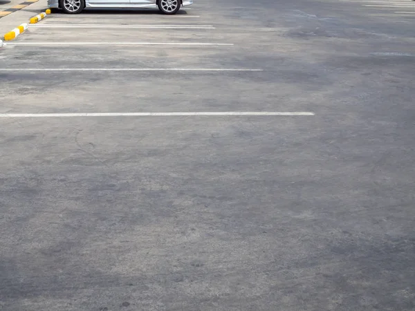 Estacionamento velho vazio com carro — Fotografia de Stock