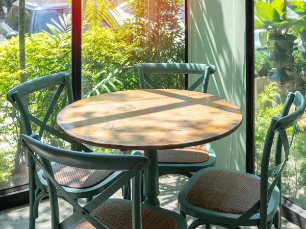 Vintage drewnianym stole w pokoju szkła, w pobliżu ogrodu — Zdjęcie stockowe
