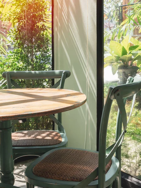 Vintage, drewniany stół i krzesła w pokoju szkła, w pobliżu ogrodu — Zdjęcie stockowe