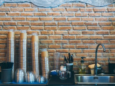 Nea satır yığınları baş aşağı şeffaf plastik kahve Kupası