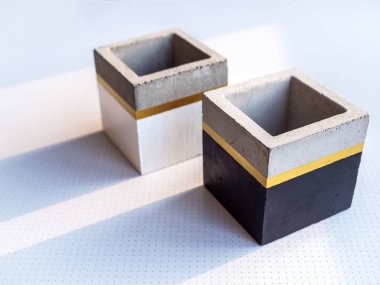 Modern metreküp beton saksı. Beton ev Aralık Şuradakilere boyalı