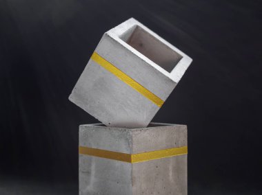 Modern metreküp beton saksı. Beton ev Aralık Şuradakilere boyalı