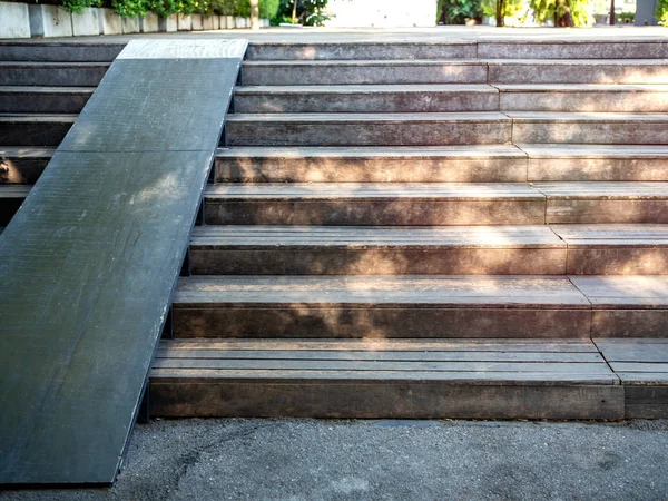 Planka trä trappa utomhus med trä rullstolsramp — Stockfoto
