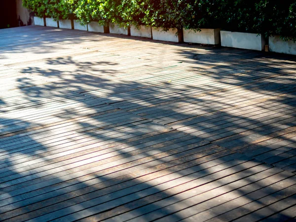 Plancher en bois terrasse extérieure avec soleil et ombre de l'arbre — Photo