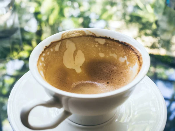 Caffè caldo vuoto in tazza di ceramica bianca — Foto Stock