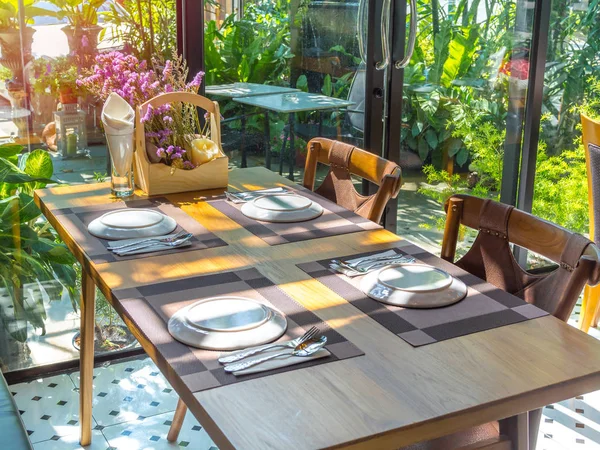 Mesa de comedor en restaurante con sol romántico — Foto de Stock
