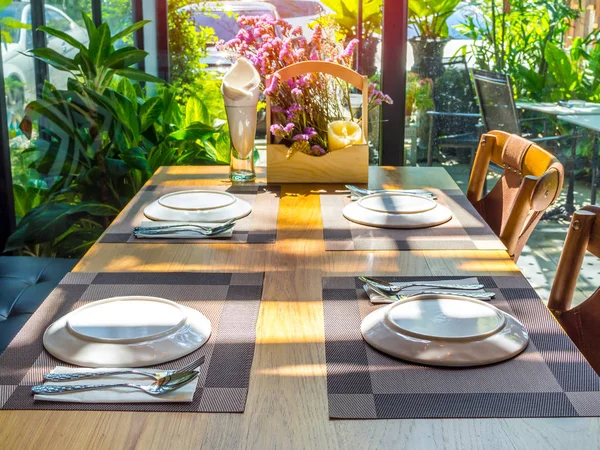Mesa de comedor en restaurante con sol romántico — Foto de Stock
